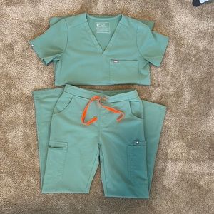 Figs XS Jade Set. Catrina 1 pocket Too (XS)/ Yola Skinny bottoms (XS)